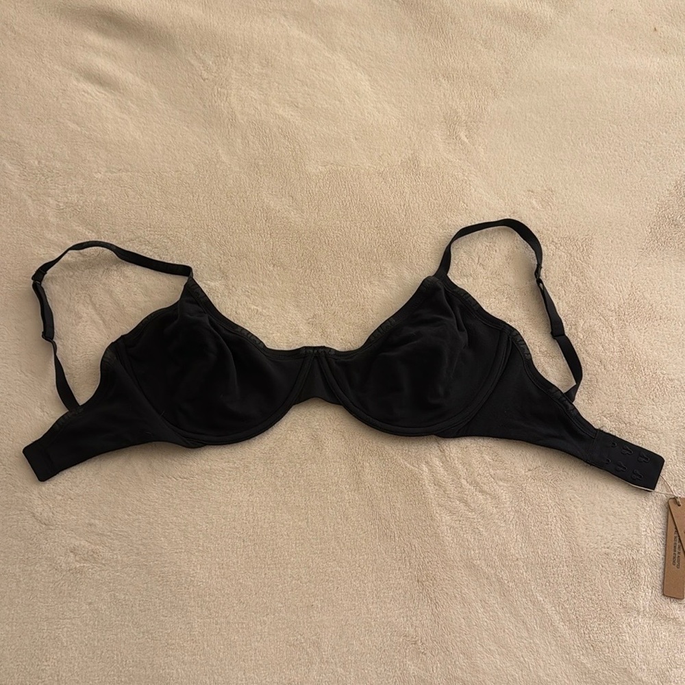 Skims underwire black logo bra
NWT